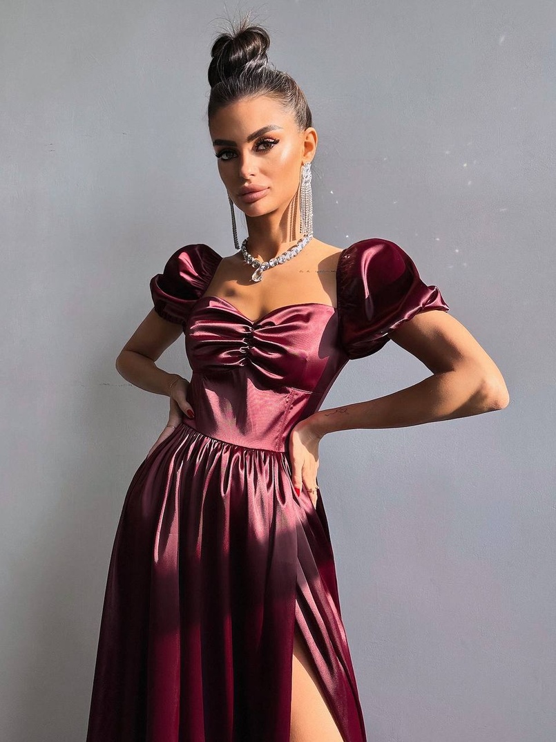 Атласна сукня максі із розрізом на спідниці Атласна сукня максі із розрізом на спідниці | PUSHKA SHOP