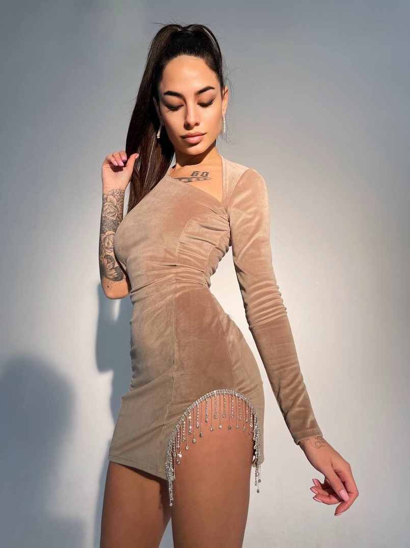 Бархатное платье, декорированное бахромой из страз  Бархатное платье, декорированное бахромой из страз  | PUSHKA SHOP