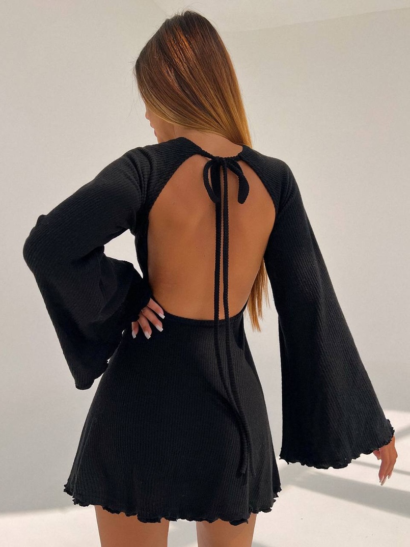 Трикотажна сукня міні з розкльошеними рукавами та відкритою спиною Трикотажна сукня міні з розкльошеними рукавами та відкритою спиною | PUSHKA SHOP