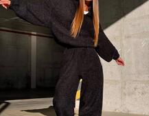 Теплий та мʼякий комплект: Обʼємний худі з капюшоном та штани з манжетами  Дуже приємний до тіла Теплий та мʼякий комплект: Обʼємний худі з капюшоном та штани з манжетами  Дуже приємний до тіла | PUSHKA SHOP