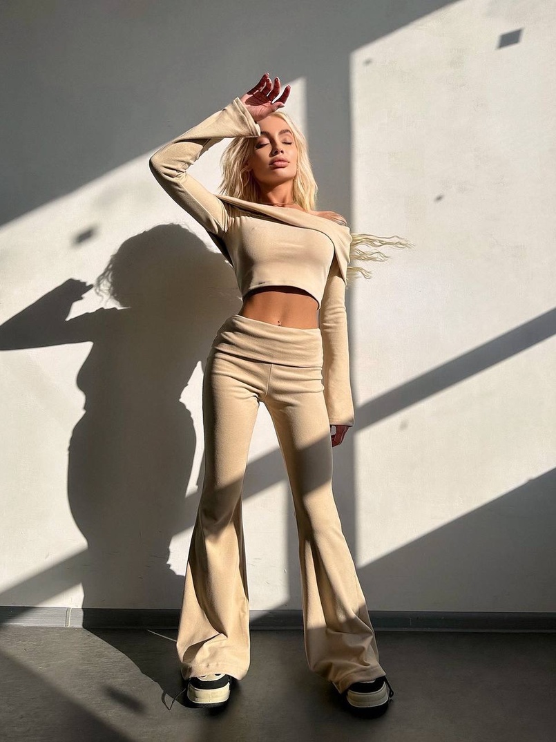 Трикотажний комплект: топ із хомутом + штани кльош Трикотажний комплект: топ із хомутом + штани кльош | PUSHKA SHOP