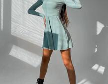 Приталенное трикотажное платье с высоким горлом | PUSHKA SHOP