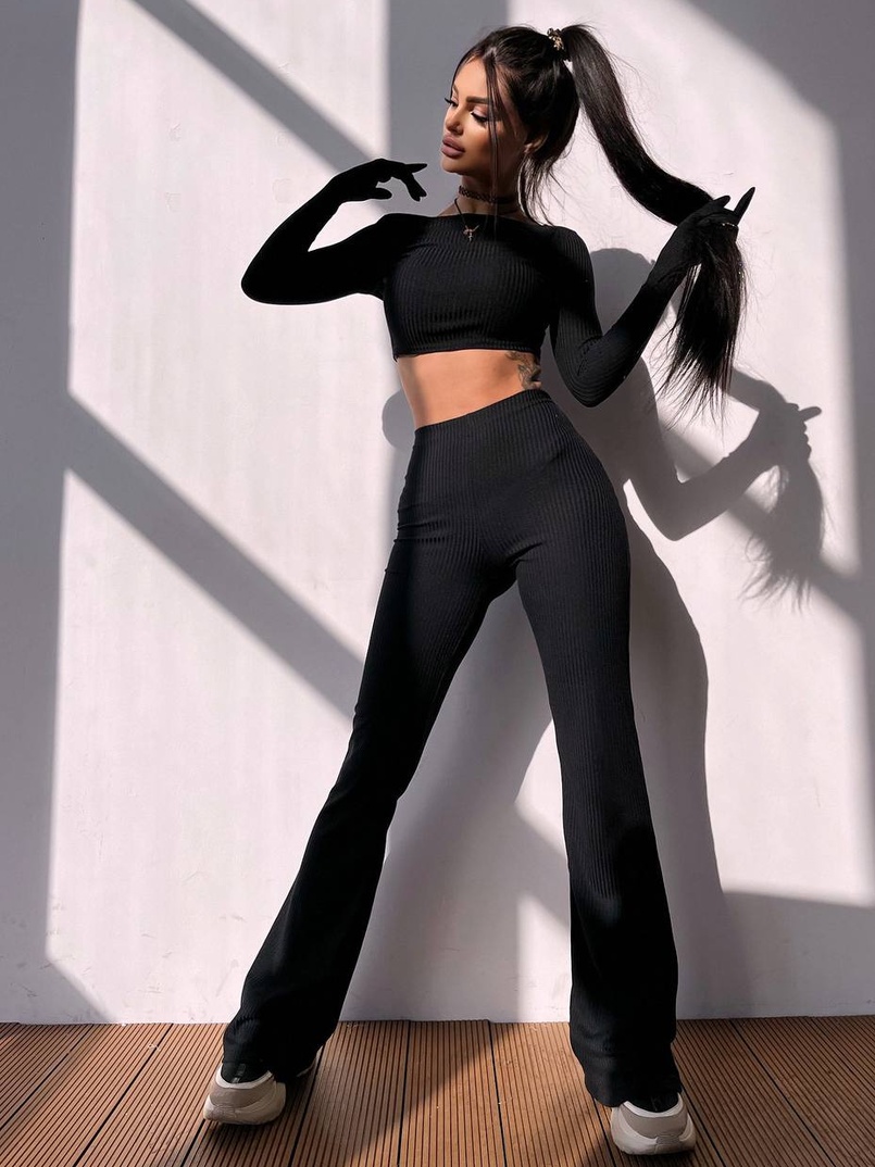 Комплект: штани кльош + топ з рукавичками та прорізами для рук Комплект: штани кльош + топ з рукавичками та прорізами для рук | PUSHKA SHOP