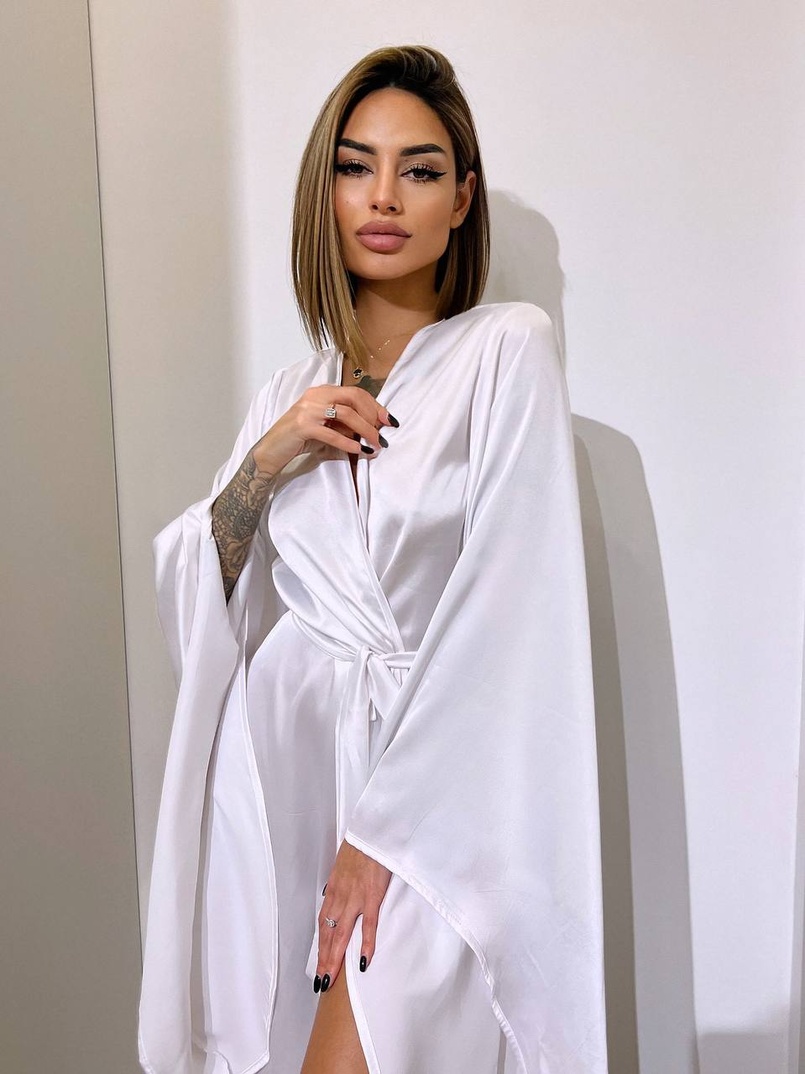 Шовковий халатик із розкльошеними рукавами Шовковий халатик із розкльошеними рукавами | PUSHKA SHOP