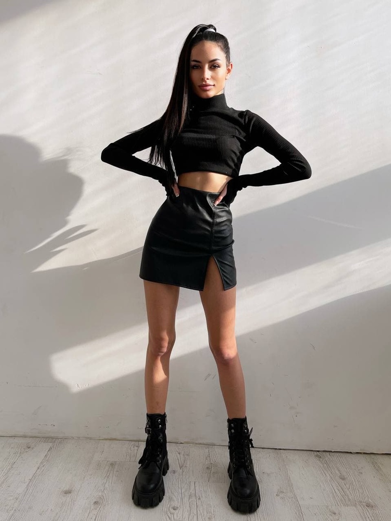 Комплект:  трикотажный топ с высоким горлом + юбка с эффектом крокодиловой кожи  | PUSHKA SHOP