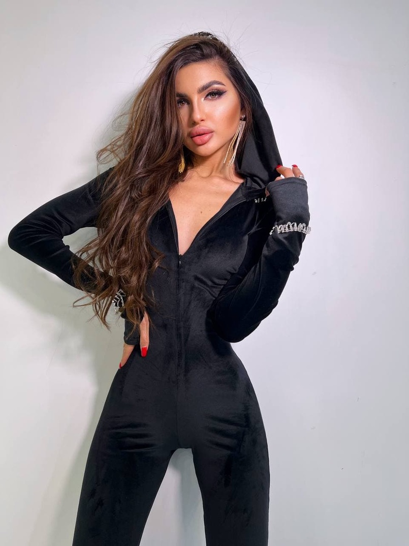 Велюровый комбинезон, с бахромой из страз на рукавах и капюшоне Велюровый комбинезон, с бахромой из страз на рукавах и капюшоне | PUSHKA SHOP