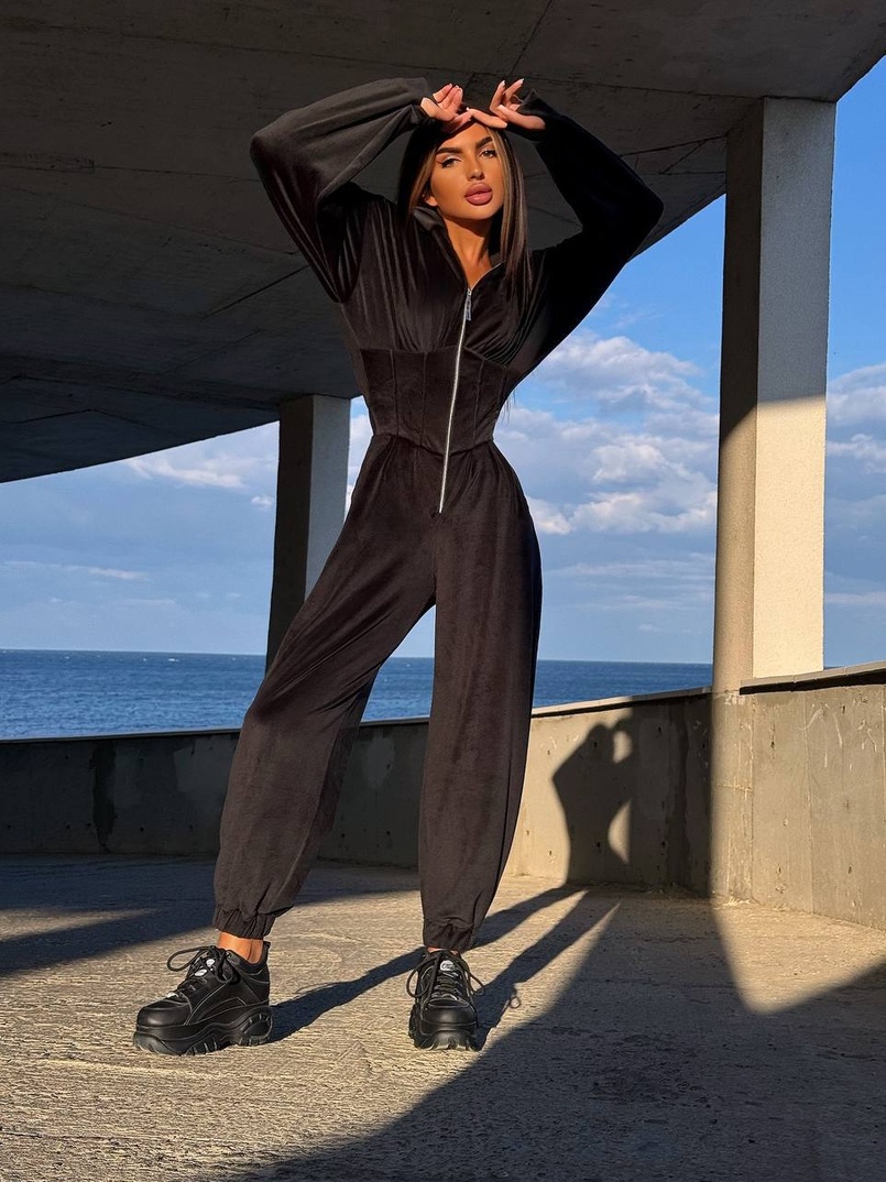 Велюровий комбінезон з елементами корсету Велюровий комбінезон з елементами корсету | PUSHKA SHOP