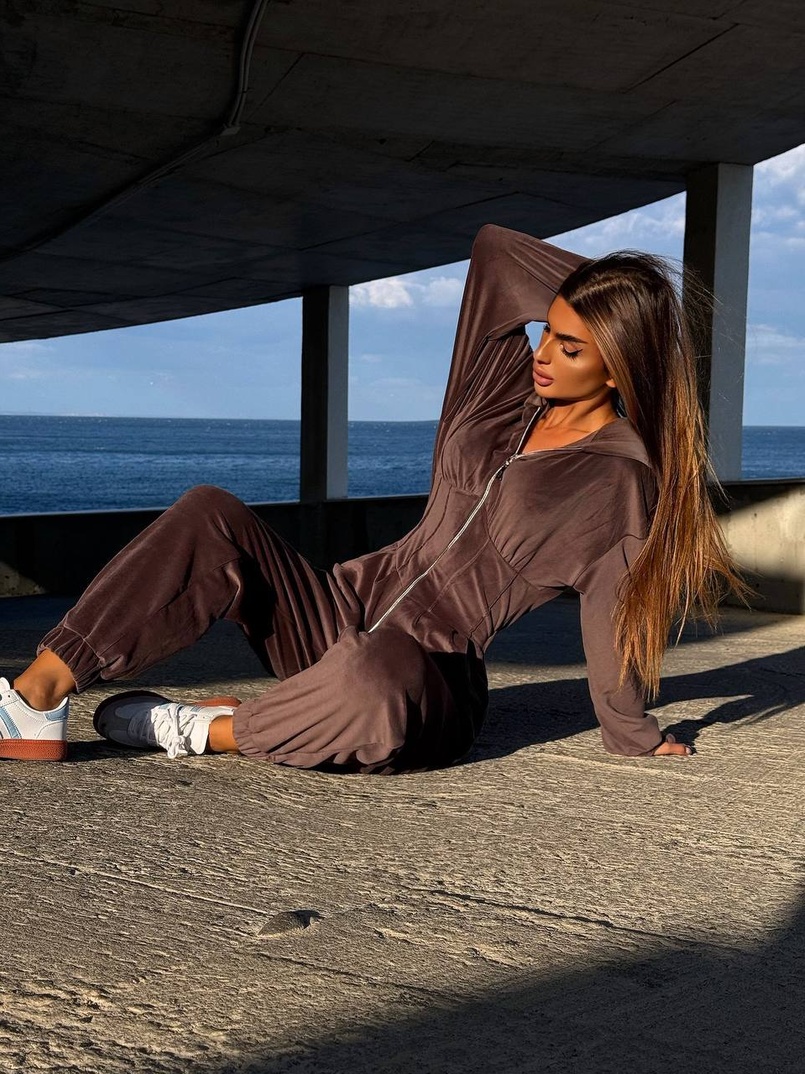 Велюровий комбінезон з елементами корсету Велюровий комбінезон з елементами корсету | PUSHKA SHOP