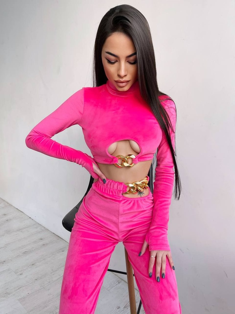 Велюровый костюм с цепями: топ + джоггеры  Велюровый костюм с цепями: топ + джоггеры  | PUSHKA SHOP