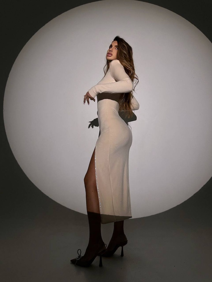 Оксамитова сукня міді з підплічниками, декорована стразами Оксамитова сукня міді з підплічниками, декорована стразами | PUSHKA SHOP