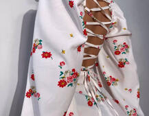 Квіткова сукня-міді зі шнурівкою на спинці та розрізом на ніжці Квіткова сукня-міді зі шнурівкою на спинці та розрізом на ніжці | PUSHKA SHOP