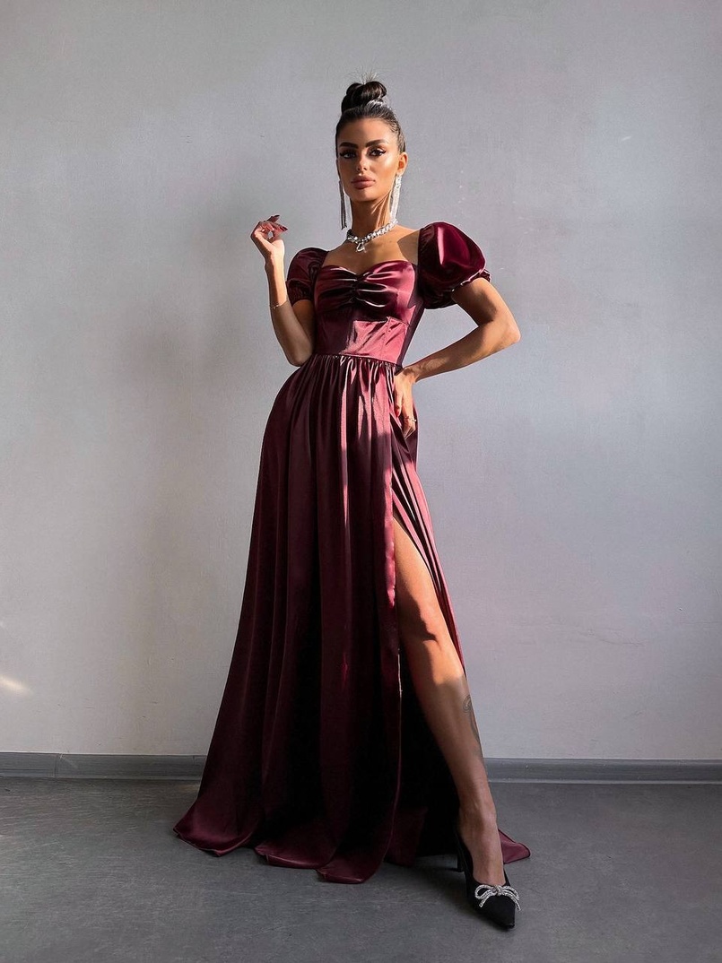 Атласна сукня максі із розрізом на спідниці Атласна сукня максі із розрізом на спідниці | PUSHKA SHOP