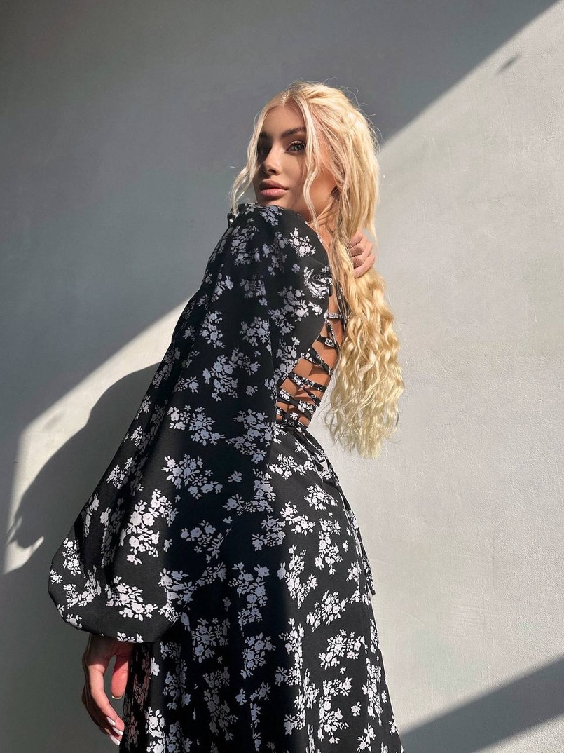 Улюблена сукня-міді зі шнурівкою на спинці та розрізом на ніжці Улюблена сукня-міді зі шнурівкою на спинці та розрізом на ніжці | PUSHKA SHOP