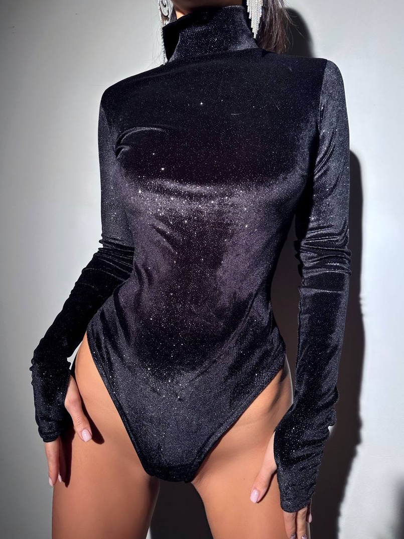 Сяюче оксамитове боді-гольф з геометричним принтом  Сяюче оксамитове боді-гольф з геометричним принтом  | PUSHKA SHOP
