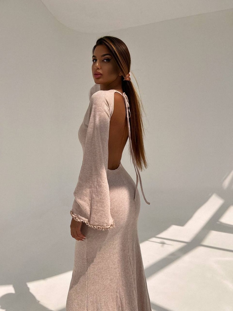 Трикотажна сукня максі з розкльошеними рукавами та відкритою спиною | PUSHKA SHOP