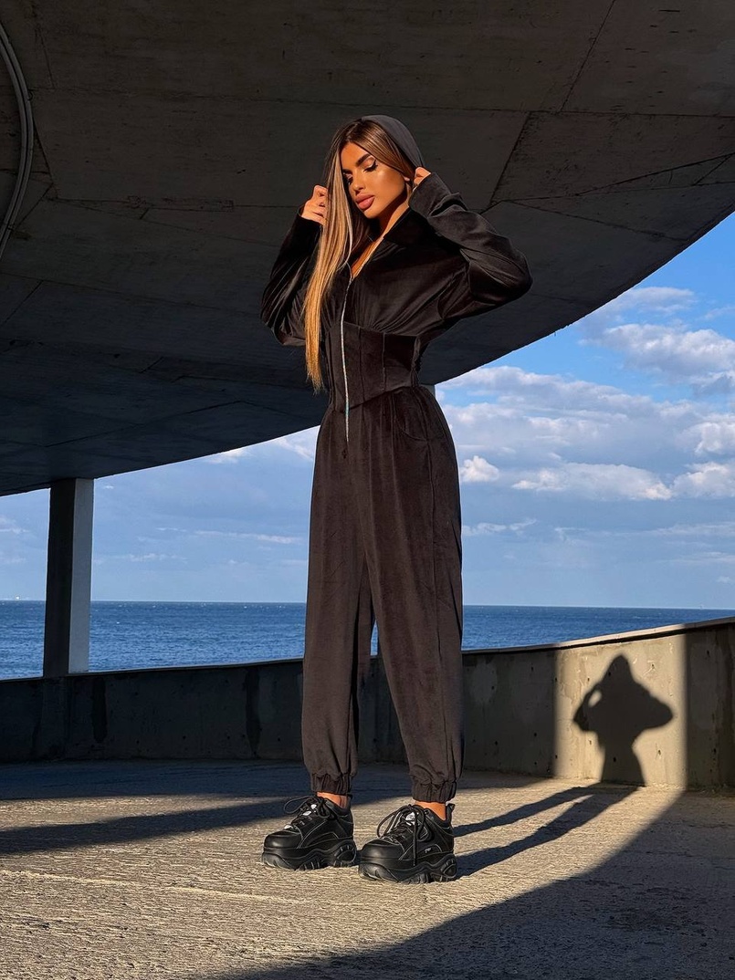 Велюровий комбінезон з елементами корсету Велюровий комбінезон з елементами корсету | PUSHKA SHOP