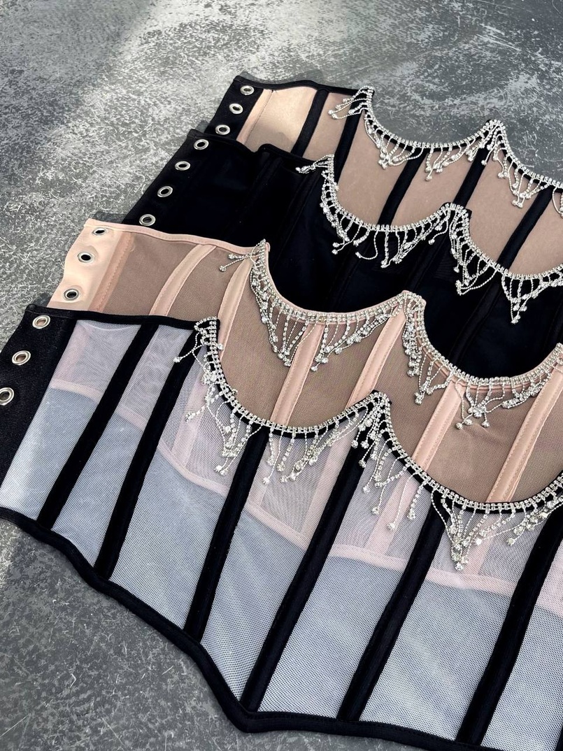 Корсет на кісточках зі шнурівкою, декорований бахромою зі страз Корсет на кісточках зі шнурівкою, декорований бахромою зі страз | PUSHKA SHOP