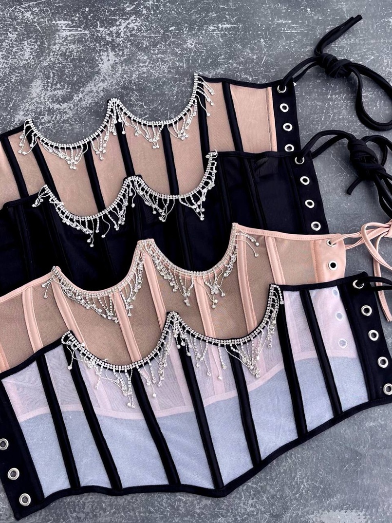 Корсет на кісточках зі шнурівкою, декорований бахромою зі страз Корсет на кісточках зі шнурівкою, декорований бахромою зі страз | PUSHKA SHOP