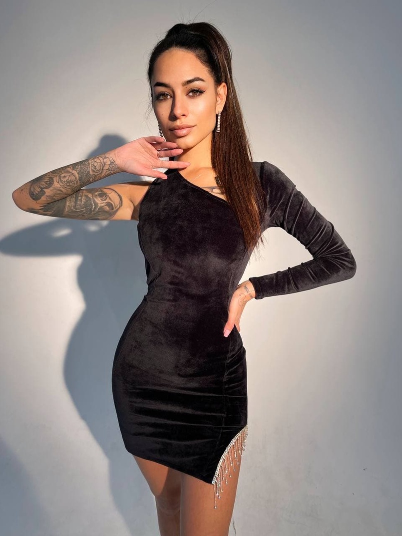 Бархатное платье, декорированное бахромой из страз  Бархатное платье, декорированное бахромой из страз  | PUSHKA SHOP