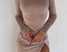 Оксамитова сукня з розрізом, декорована стразами. Прикраса пришита! Оксамитова сукня з розрізом, декорована стразами. Прикраса пришита! | PUSHKA SHOP