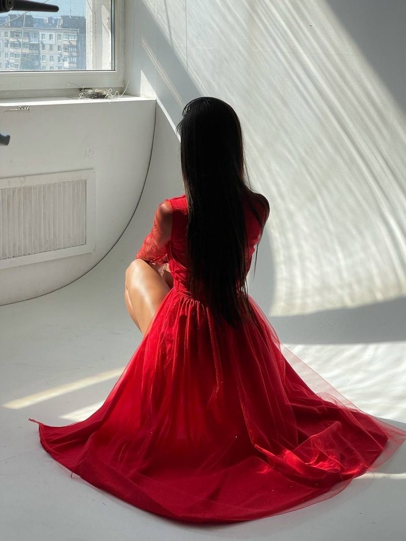 Блискуча сукня-міді із запахом на грудях і розрізом на спідниці з широким поясом  Блискуча сукня-міді із запахом на грудях і розрізом на спідниці з широким поясом  | PUSHKA SHOP