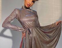 Блискуча сукня з розкльошеною спідницею та високим коміром Блискуча сукня з розкльошеною спідницею та високим коміром | PUSHKA SHOP