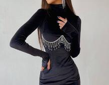 Оксамитова сукня з відкритою спинкою, декорована бахромою зі страз Оксамитова сукня з відкритою спинкою, декорована бахромою зі страз | PUSHKA SHOP