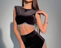 Декорированный бахромой из страз бархатный  костюм с подплечниками  Декорированный бахромой из страз бархатный  костюм с подплечниками  | PUSHKA SHOP