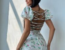 Сукня- міні у квітковий принт зі шнурівкою на спинці Сукня- міні у квітковий принт зі шнурівкою на спинці | PUSHKA SHOP