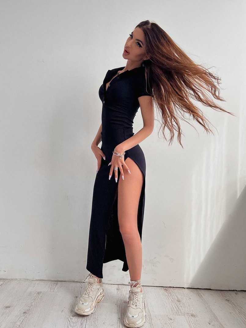 Трикотажна сукня поло з розрізом Трикотажна сукня поло з розрізом | PUSHKA SHOP