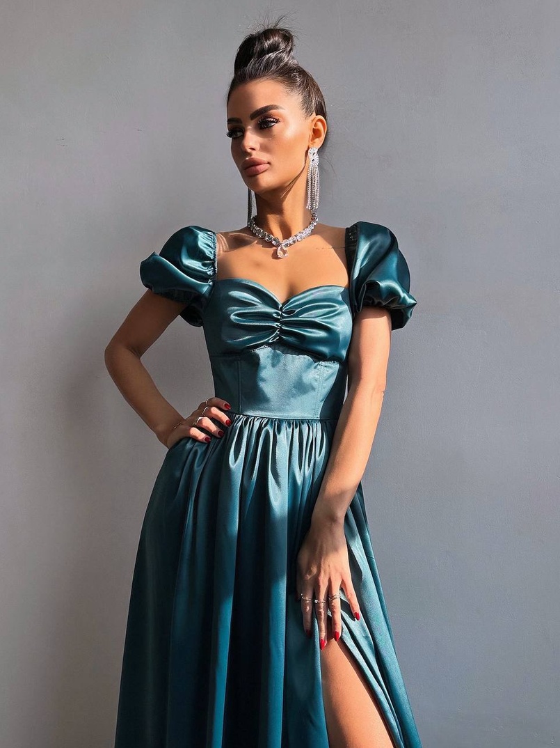 Атласна сукня максі із розрізом на спідниці Атласна сукня максі із розрізом на спідниці | PUSHKA SHOP