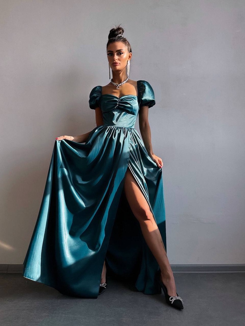 Атласна сукня максі із розрізом на спідниці Атласна сукня максі із розрізом на спідниці | PUSHKA SHOP