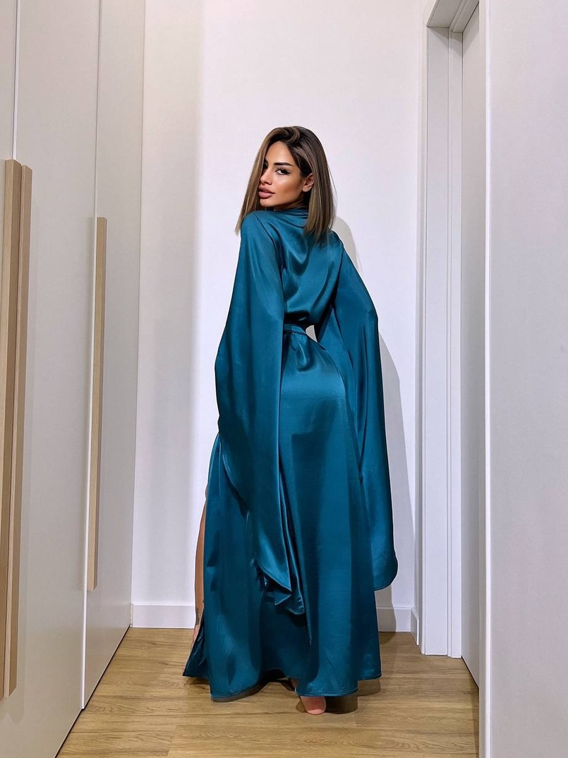 Шовковий халатик із розкльошеними рукавами Шовковий халатик із розкльошеними рукавами | PUSHKA SHOP