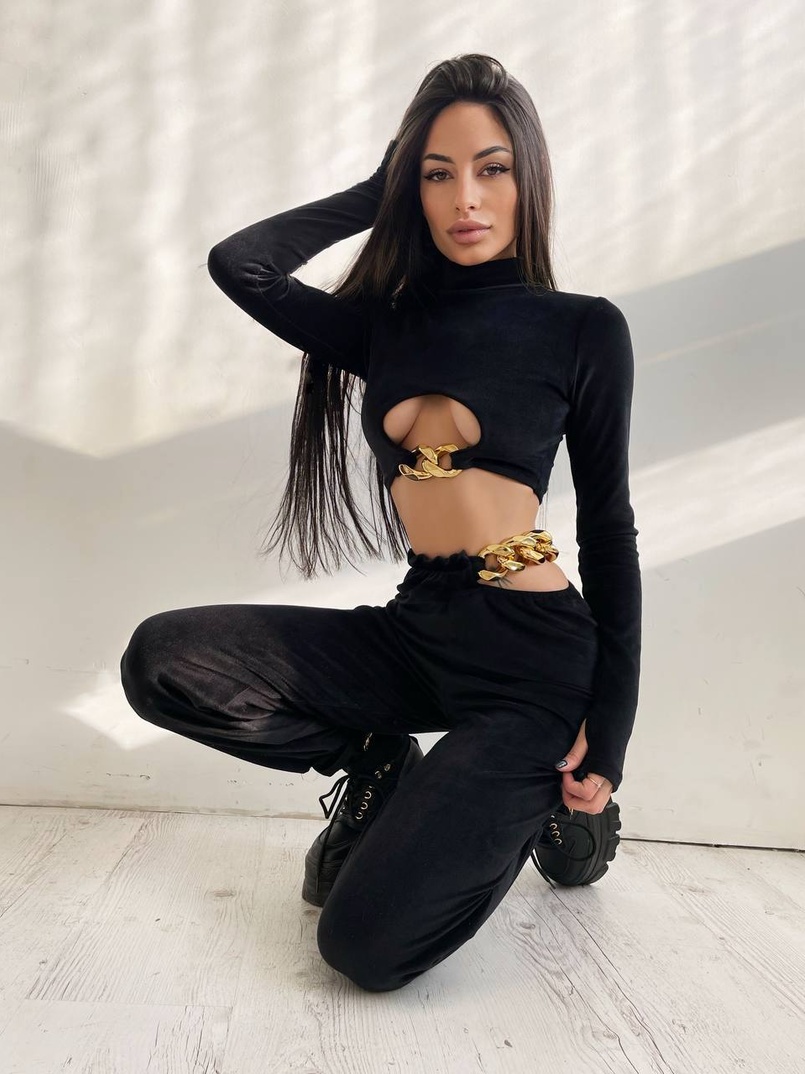 Велюровий костюм з ланцюжками: топ + джоггери Велюровий костюм з ланцюжками: топ + джоггери | PUSHKA SHOP