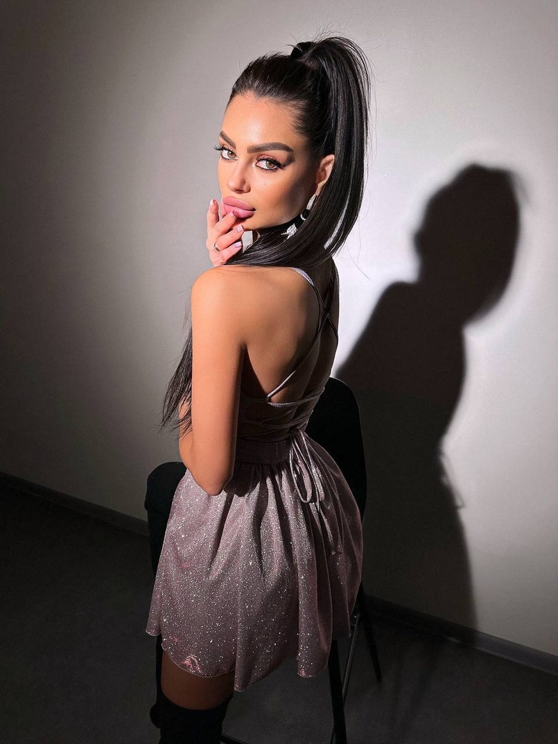 Блискуча сукня з пишною спідницею та шнурівкою на спинці Блискуча сукня з пишною спідницею та шнурівкою на спинці | PUSHKA SHOP